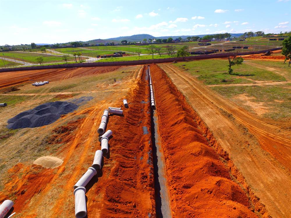 Rede de drenagem pluvial com tubos de concreto em vala