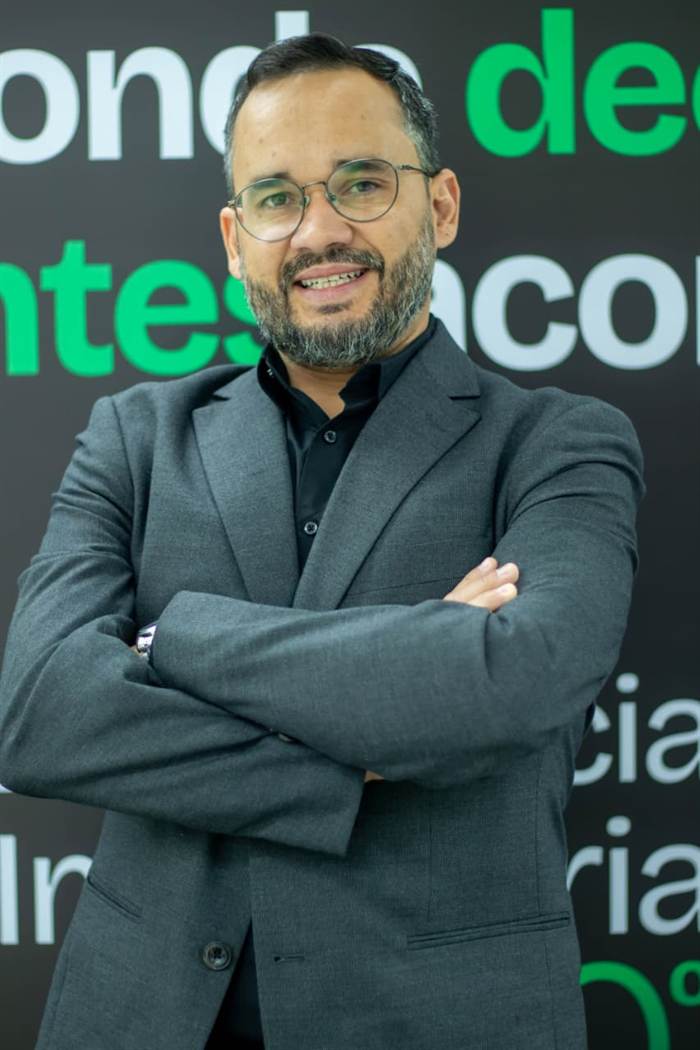 Hiogo Marcelle, engenheiro civil e CEO da HURB, em palestra para loteadores